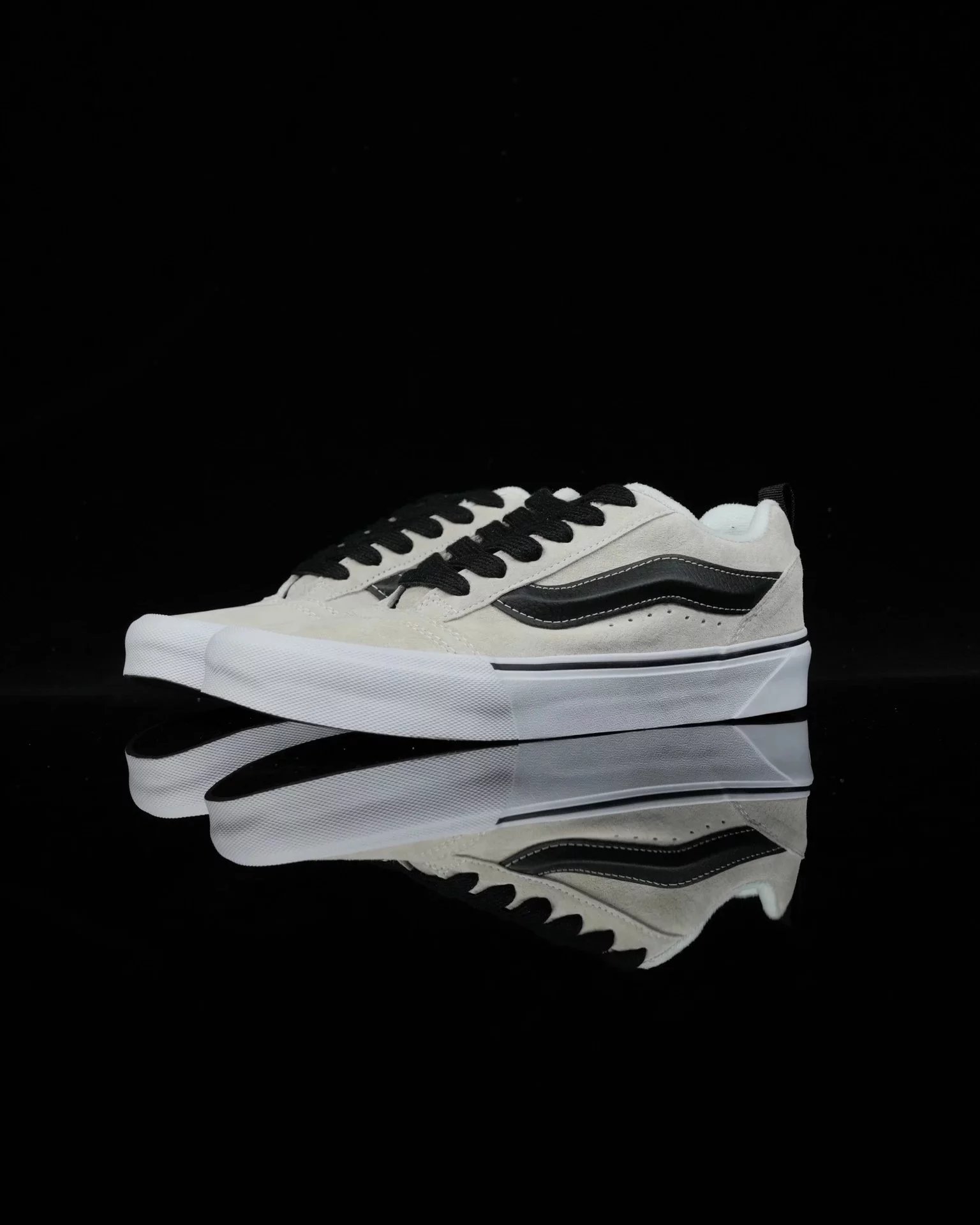 - Kakobuy Trendy sport--VANS Classic white canvas shoes