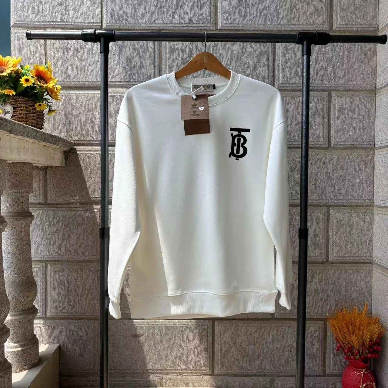 - Kakobuy Burberry Printed Logo Crewneck Sweatshirt White